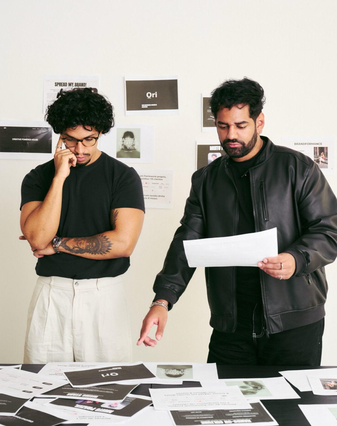 Time da Ori revisando materiais de campanha